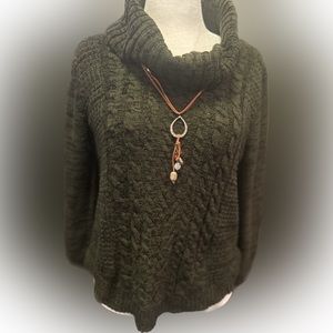 Ladies Cowl Neck Sweater 🍂🍁 pretty medium green